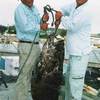 前田勇さん（右）44キロのアーラミーバイを渡名喜行沖で仕留める。水深48メートルライン。餌はムロアジー匹がけ