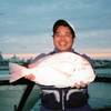平川勇さん、２キロのヨナバルマジクをケット。中城湾で１月の釣果。ハリス８号