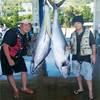 糸満沖で82キロと68キロのキハダマグロを釣った、奥原恒さん(左)と金城亘さん。