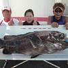 34､5キロのアーラミーバイを釣った徳本清史さん（左）。水深30メートル。餌はイカゲソ。